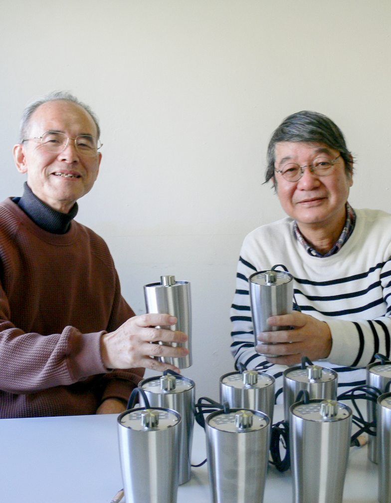 紫光技研の脇谷社長(左)と篠田顧問(右)